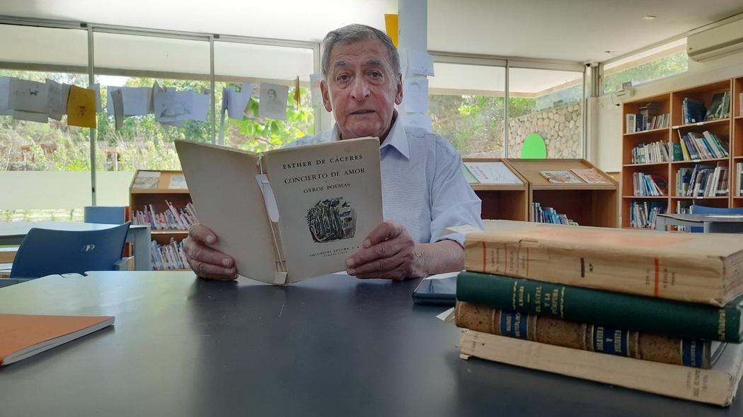 Héctor Hernán Herrera en la biblioteca del museo