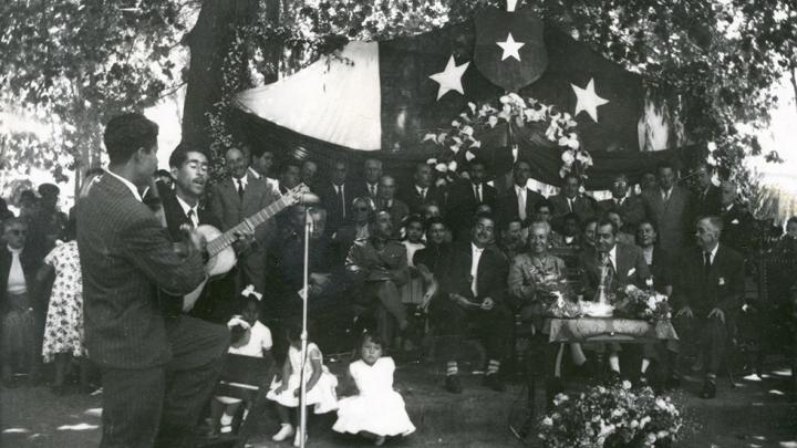 Homenaje en la plaza de Armas de Vicuña, 1954.