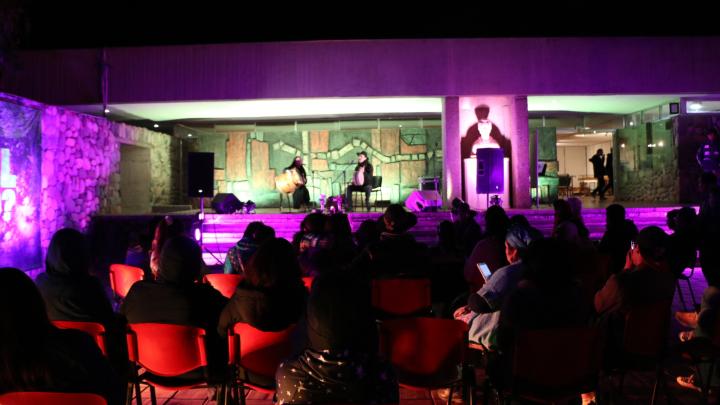 Camila y Silvio presentándose en el patio de acceso del museo