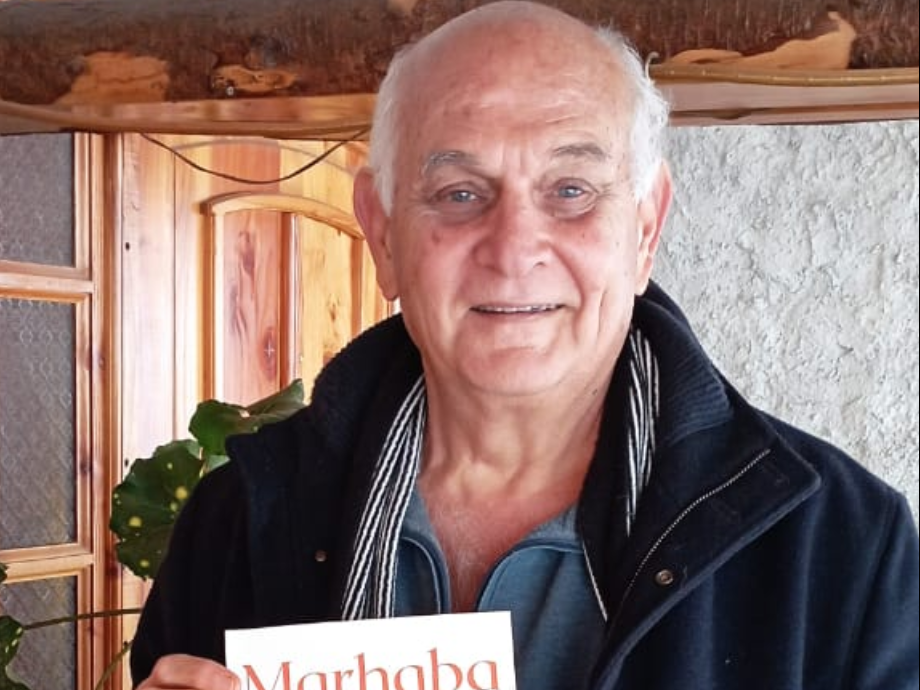 Richard Chaptini, el autor, posa junto a su libro