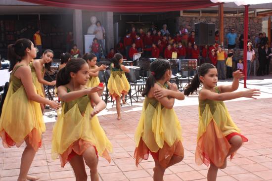 Escuela de Danza "Neyun Tukiri" y su alegoría a la prosa "El Girasol".