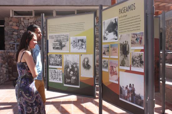 Exposición fotográfica en el patio de acceso del museo.