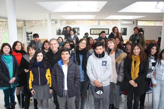 Las protagonistas junto al director del Museo y alumnos del Liceo Carlos Roberto Mondaca de Vicuña